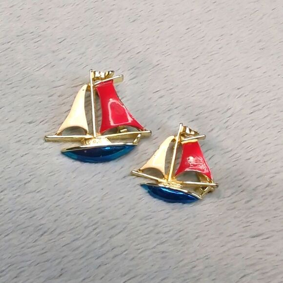 Vintage Gerry's 1980's Goldtone and Enamel Sailboat Scatter Pins/Brooches - Picture 11 of 11